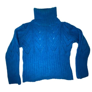 Stickad polo tröja  - Står ingen storlek men sitter som en S. Kontakta vid intresse <3