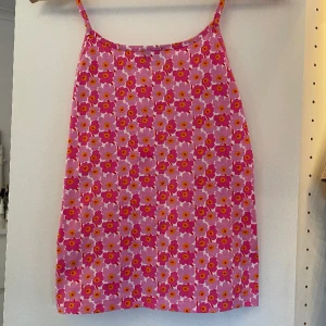 Sött linne - Supergulligt linne från marimekko som tyvärr inte passar mig men är helt i nyskick! Andra bilden visar färgen bättre!💕