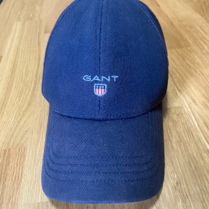 Gant Keps - Gant keps köpt på Åhlens för 500 kr (för 3,5 år sedan) men har knappt använt den sedan dess och den ser ut som ny.