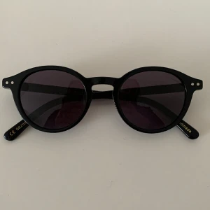 Svarta solglasögon  - Snygga svarta solglasögon från Corlin Eyewear. Nypris 1299, modell Lia. Har inga skador eller repor 