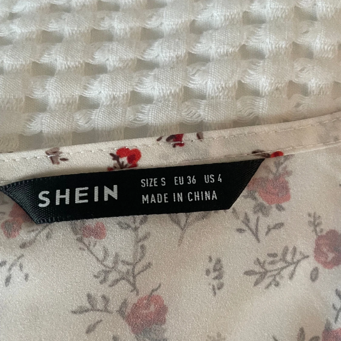 Jättefin klänning men röda blommor på - 90