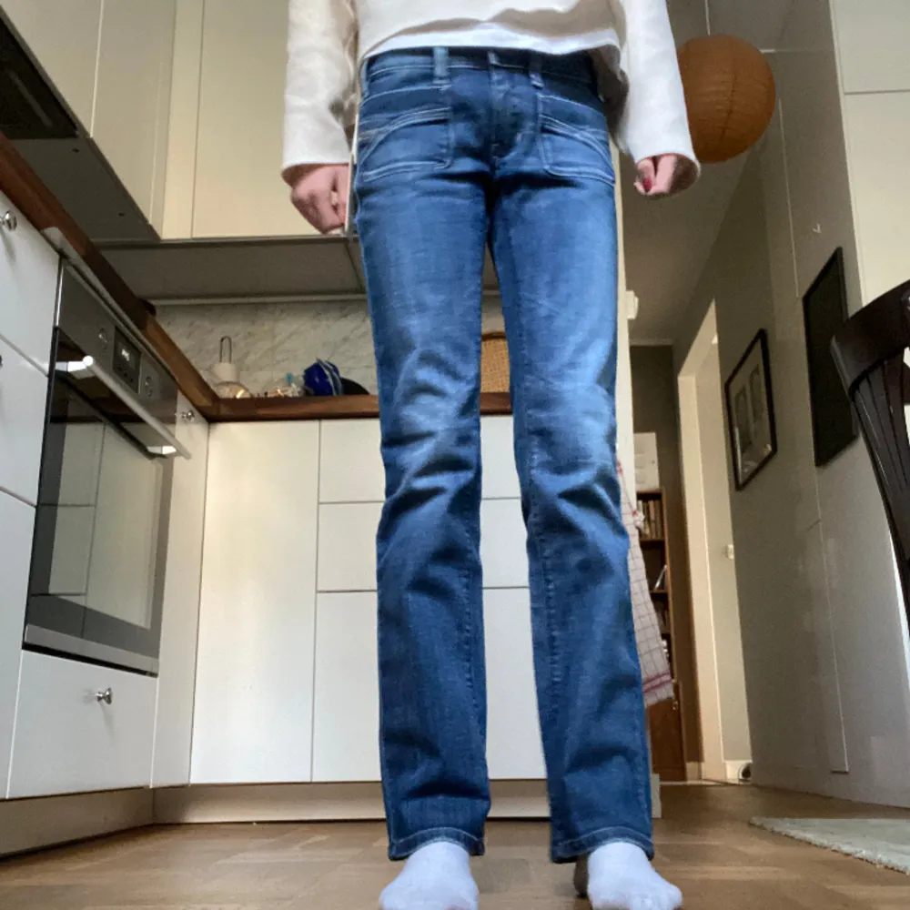 Intressekoll på dessa nya diesel jeans med lapp kvar🥰❤️På gränsen till för korta på mig som är 169cm, midjemåttet är 35cm där fram. Jeans & Byxor.
