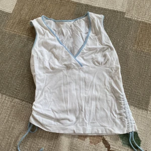 2000s topp - Denna säljer jag för ganksa billigt pga ganska använd och de hänger nån tråd och så