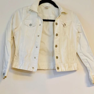 Jeansjacka tjej  - Vit jeansjacka till tjej. Obetydligt använd. Hämtas, Gamla Råslätt, endast swishbetalning