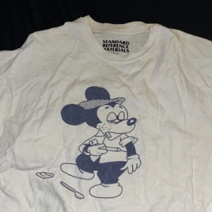 unik tröja - Musse pigg som tar blodprov elr ngt, tror tröjan är formad för män för den satt inte fint på mig alls