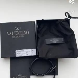 Säljer detta Valentino armband i färgen svart i toppskick🤘. Kvitto finns kvar och priset är inte helt hugget i sten.