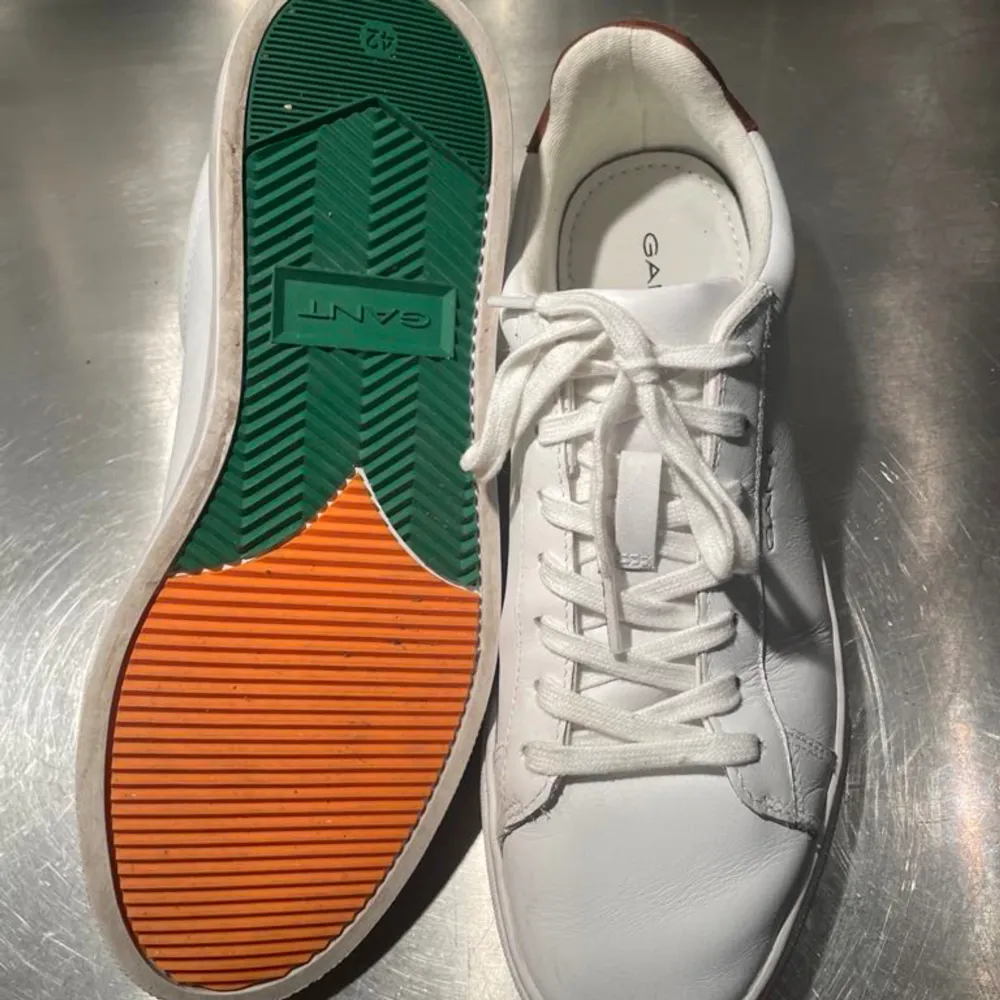 Gant Mc Julien sneakers Stl 42 (EU)/ UK8/ 28cm Använd några enstaka gånger, jättebra skick. Sneakers i mjukt skinn som snabbt blir en ny vardagsfavorit. De har en ren och strömlinjeformad look med en lågmäld GANT-logotyp i sidan. . Skor.