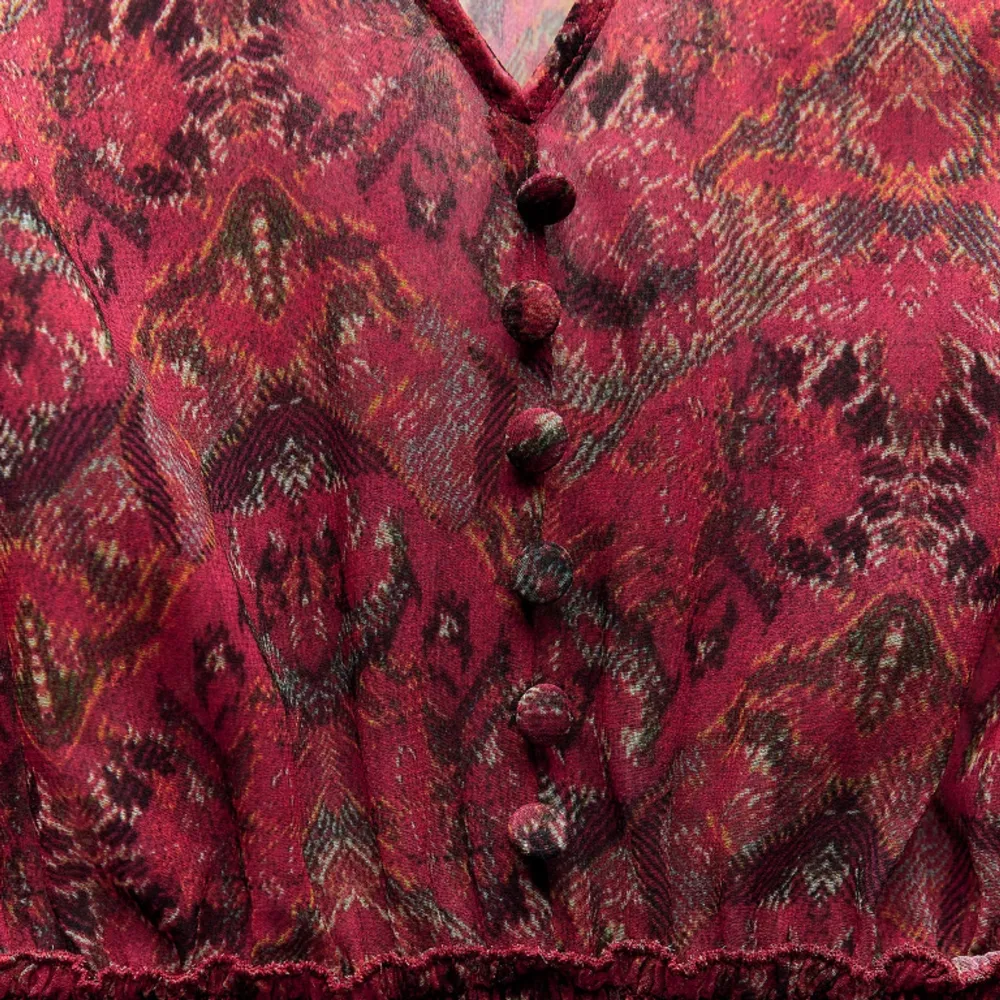 Röd zara klänning helt oanvänd  Fin form Elegant mönster. Klänningar.