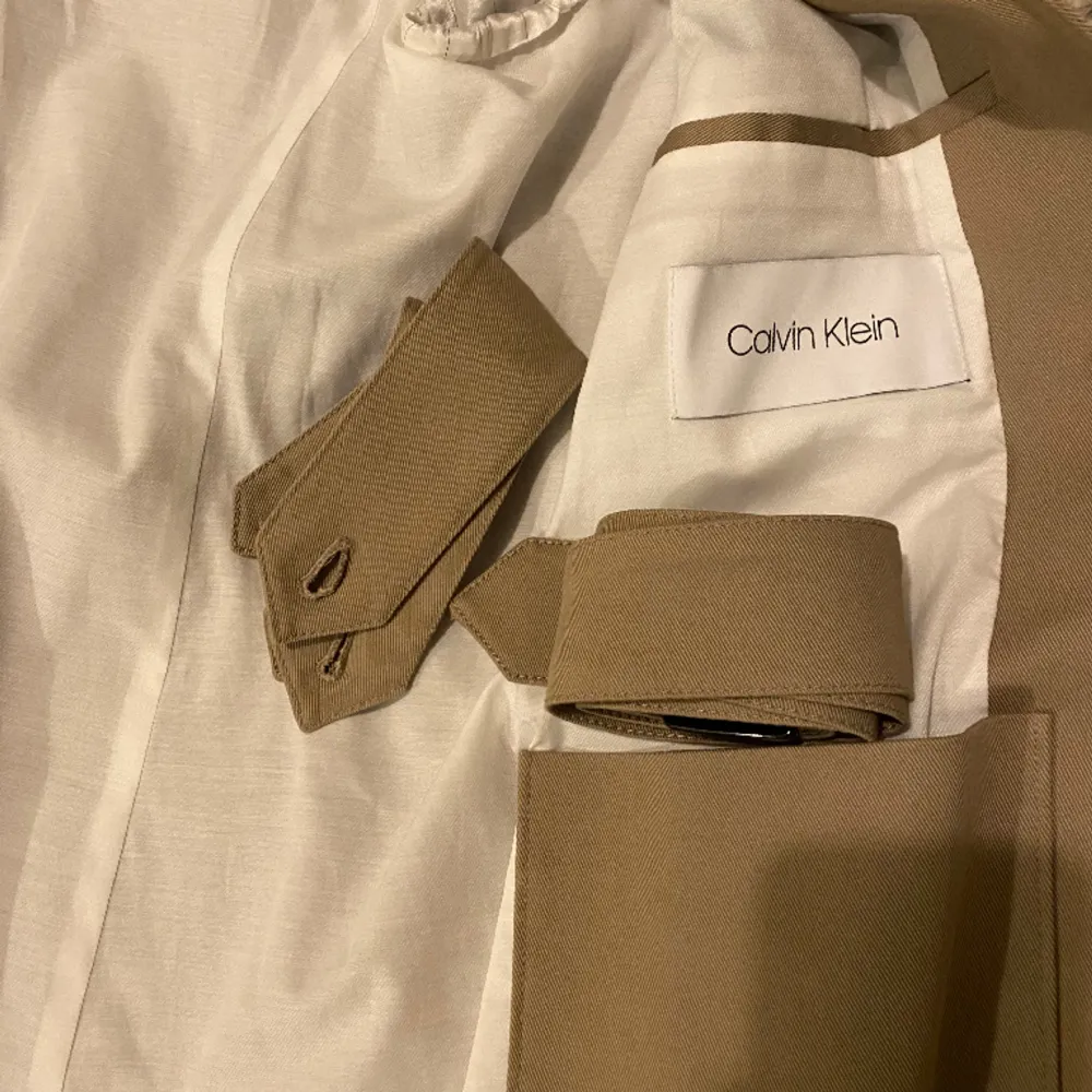 Snygg rock / trenchcoat från Calvin Klein den är helt ny Storlek 50 L . Jackor.