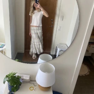 Lång kjol - Säljer denna jätte fina sommar kjol. Som inte har kommit mycket till användning, den är i jätte bra skick och sitter jätte fint på 