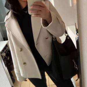 Ljus kappa  - SÅ fin kappa från Åhléns som jag köpte för en vecka sedan ungefär. Nypris: 900kr •  Den är i storlek L (för en mer avslappnad och längre passform då det är en lite croppad modell). Lägger ut för att den inte var min stil riktigt ⭐️