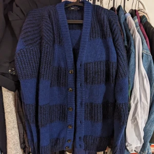 Filippa k cardigan ull - Filipa k cardigan riktigt mysig mohair ull som ej sticks inget slitage alls bara legat oanvänd. 10/10 skick. Bara hojta om ni har någon fråga eller vill ha bättre bilder 