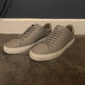 Axel Arigato Clean 90 - Säljer Arigatos i 10/10 skick. Sällan använda, ej skador på dom. Skopåsen är aldrig använd och har legat i skokartongen sen jag köpte skorna. Köpta i butik, kvitto finns.