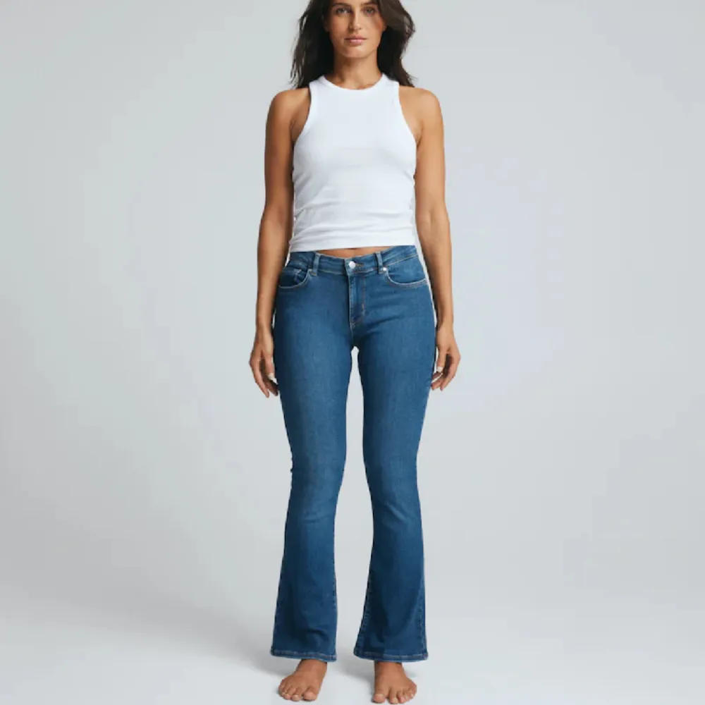 Jätte fina mörk blåa jeans som är bootcut. Dom är i storlek m men passar mig som vanligtvis har xs/s i jeans då de är väldigt stretchiga💕. Jeans & Byxor.