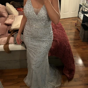 Bal/festklänning  - Köpt från dressroomlinne  passar både 36/38