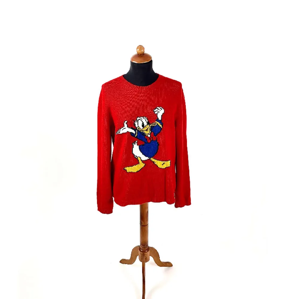 Gucci Donald The Duck Sweater Skick:9/10 Storlek: M Färg: Röd. Tröjor & Koftor.