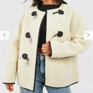 teddy jacka - Oanvänd teddyjacka (prislappen är kvar). Storlek 38. Säljer pga att den är för stor i storleken. Nypris:1260kr