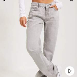 Säljer mina super fina gråa low waist jeans från Gina tricot. Köpte dom för kanske 8 månader sen så dom är använda väldigt mycket.  Tyvärr har dom blivit för stora för mig. Köpte för 500 och säljer för 300💗
