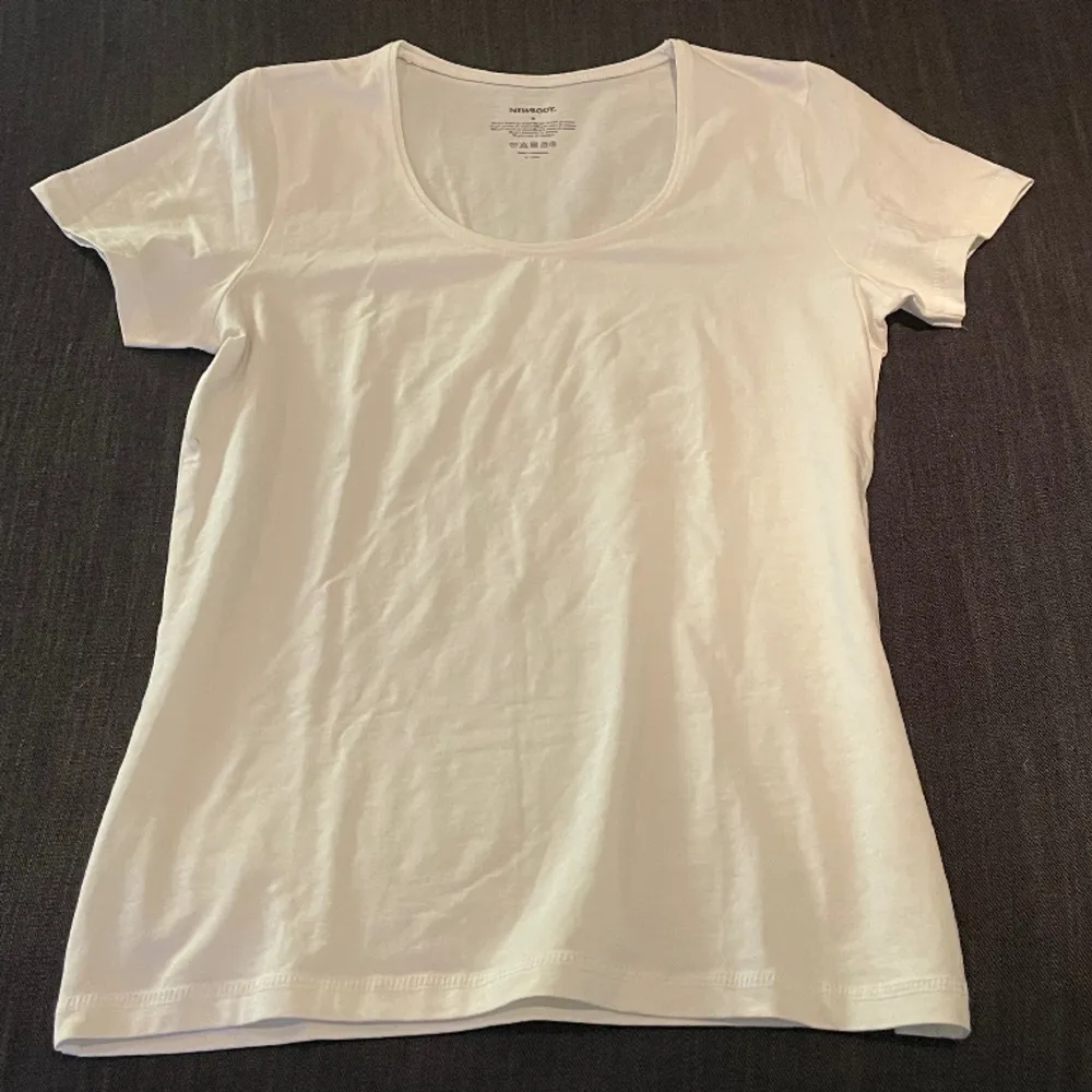 En fin vit basic t-shirt från New body. Säljs pågrund av ej användning.💗💗. T-shirts.