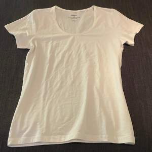 En fin vit basic t-shirt från New body. Säljs pågrund av ej användning.💗💗