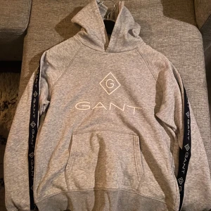Gant Hoodie  - En Gant Hoodie. Populär och väldigt bekväm. Underbar att ha på sig på vintern och våren då det fortfarande är kallt. Hör av er om ni vill ha fler bilder eller om ni har någon fråga. Pris kan diskuteras. 😁