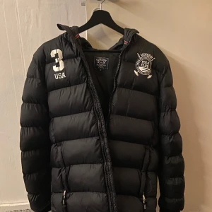 Vinter jacka - En väldigt bekväm och skön vinter jacka som går att använda på både vintern och våren. Jackan är väldigt varm med inte så tjock. Hör av er om ni vill ha fler bilder eller om ni har någon fråga. Pris kan diskuteras. 😁