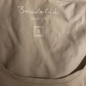 Beige långärmad  - Beige långärmad tröja, köpt second hand men aldrig använd av mig och så gott som ny🥰 passar M men även S skulle jag säga! Bara att fråga om ni har frågor 