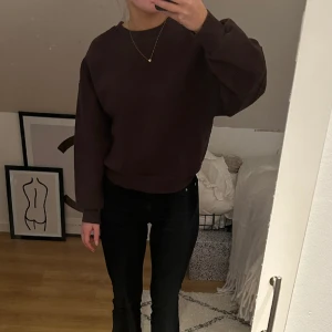Sweatshirt  - Brun sweatshirt från Gina, väl använd men har lite till att ge 