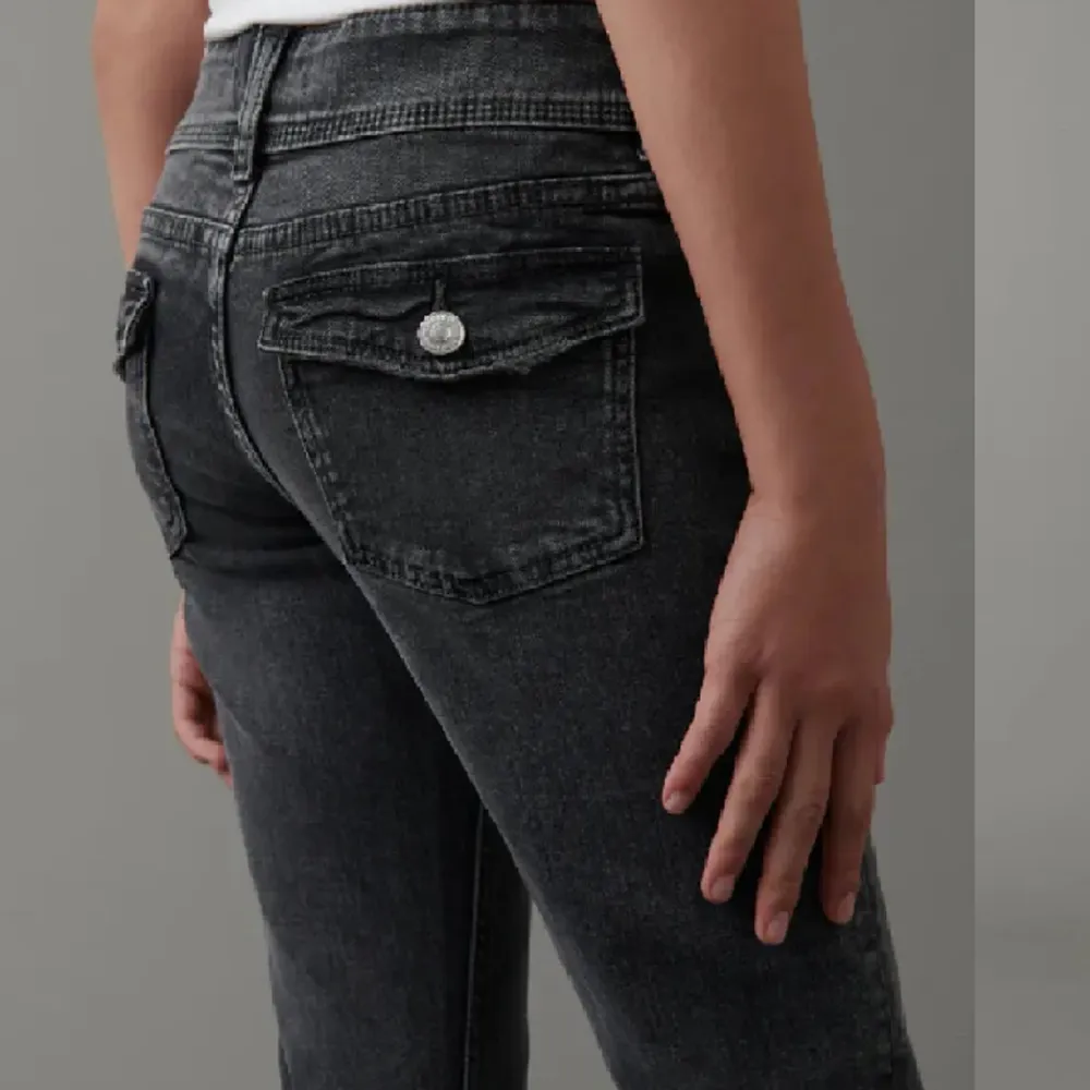 Säljer dessa jeans från Gina då dom tyvärr inte kommer till användning längre❤️skriv för fler bilder❤️. Jeans & Byxor.