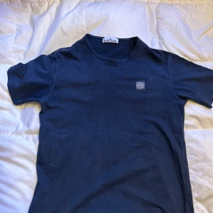 Stone island t-shirt MÖRK BLÅ - Strl medium men passar även S jag är 182 och den sitter perfekt på mig ksk lite för liten.