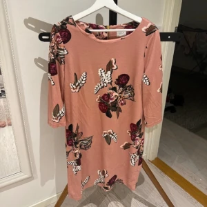 Tight klänning  - Tight vårklänning från Vila, endast testad. Storlek L