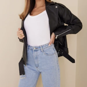 Skinnjacka  - Snygg svart oversized skinnjacka från Missguided. Har tyvärr aldrig kommit till användning, därav att jag säljer den. Nypris 500kr, stl. EU 34. Passar XS, S & M beroende på hur man vill att den ska sitta.
