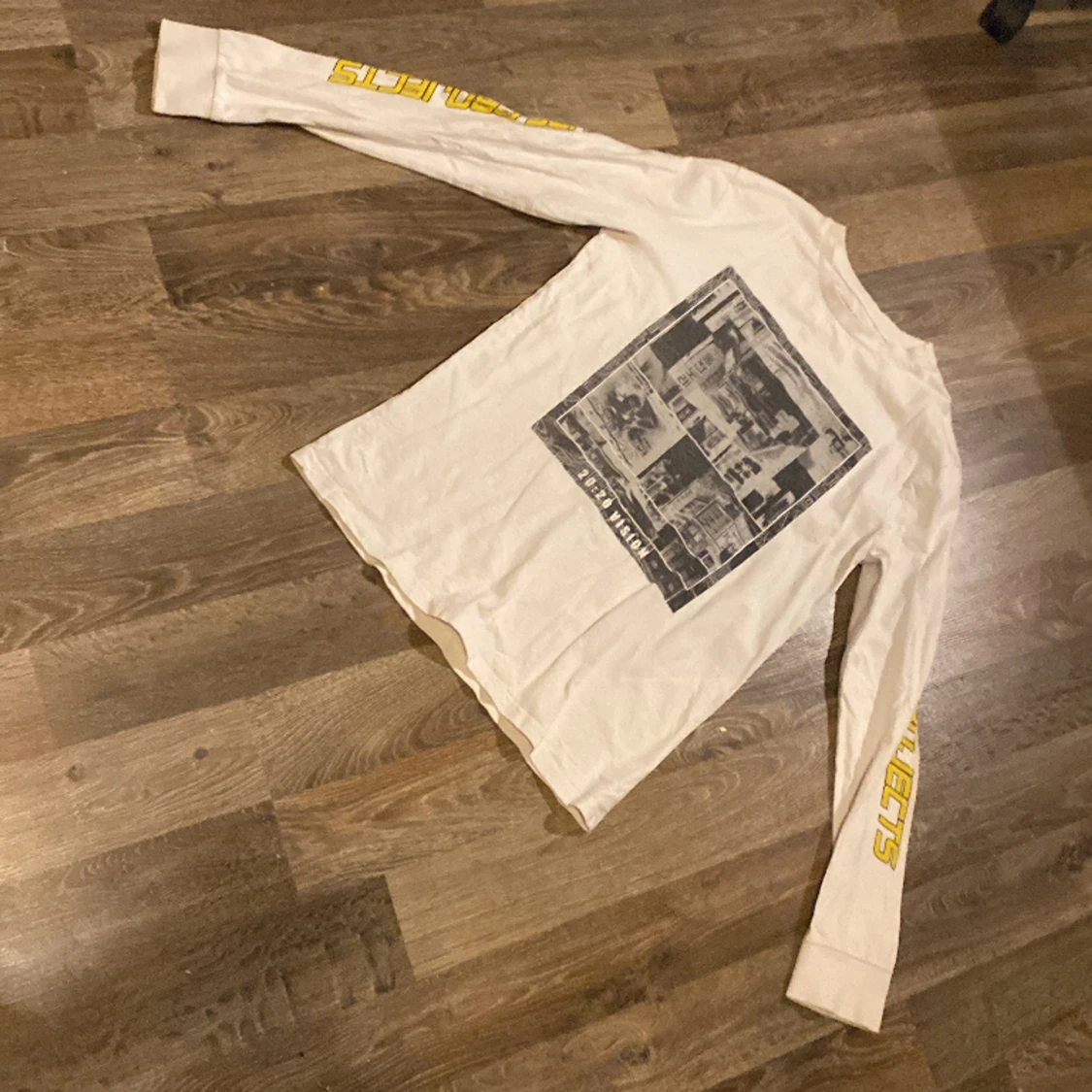 En tunn lång utan huva tröja