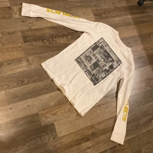 En tunn lång utan huva tröja - Den är väldigt som en raggar tröja men man kan ha den på en helt vanlig vardag och på helgerna också