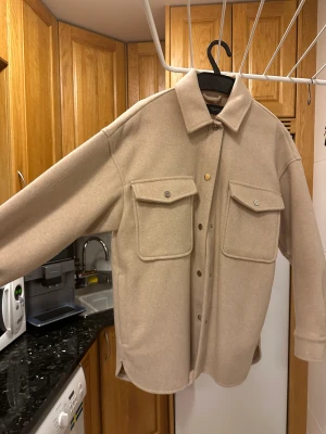 Kappa Zara - Snygg vår jacka från Zara, kom aldrig till andvändning och blev användning kanske 2 gånger. Köpt för 399kr är i storlek xs men man passa S-M också då den är stor i storlek 