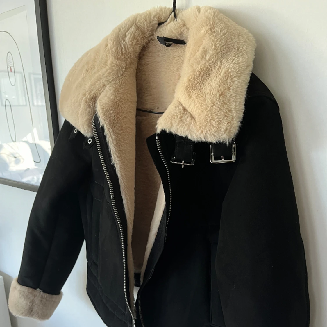 Säljer nu min mocka jacka som aldrig kommit till användning💗