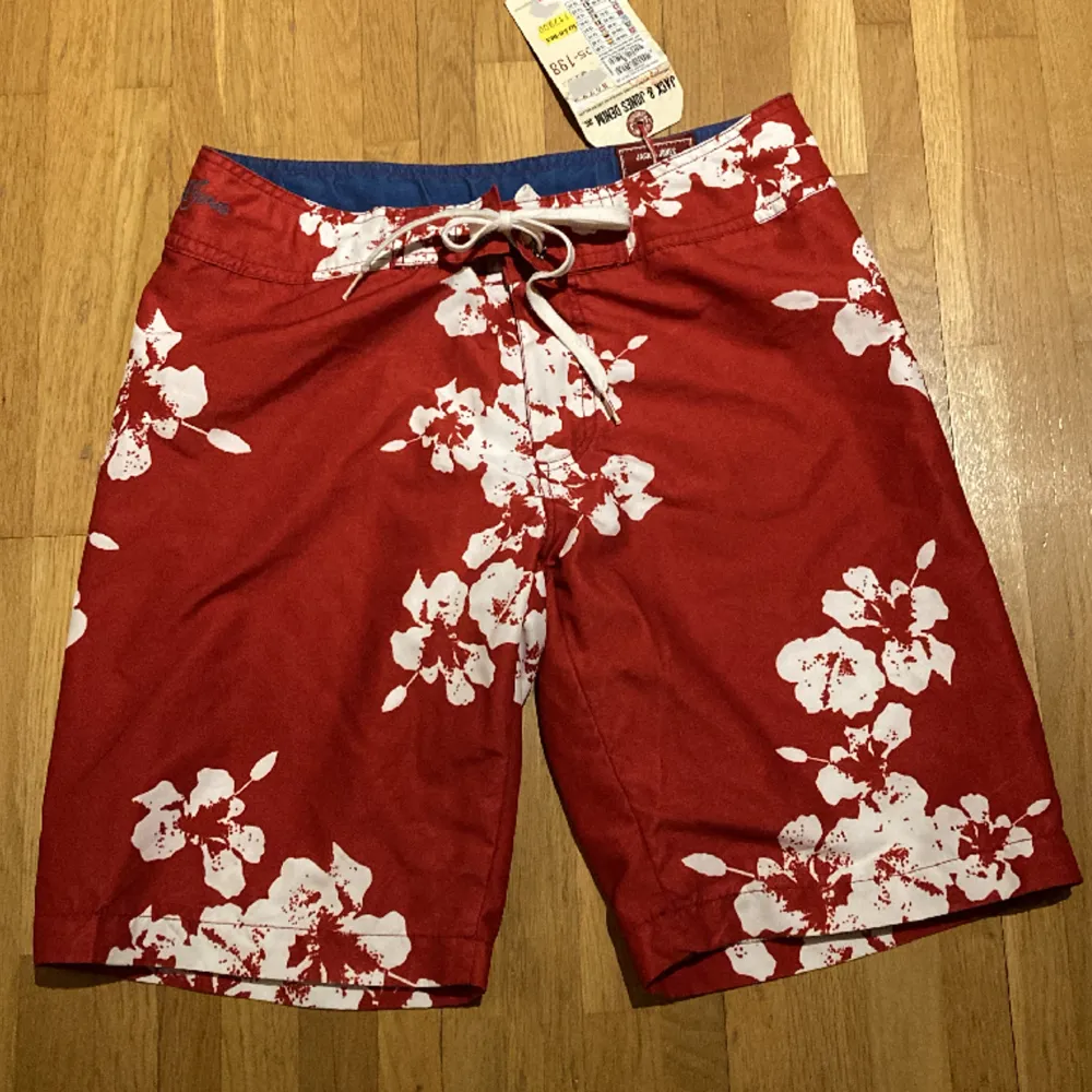 Oanvända badshorts från Jack & Jones  Kardborre i gylfen ock knytning . Shorts.