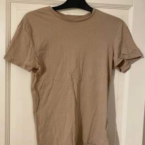 Storlek XS. Beige T-shirt, tunn. Från H&M. Fint skick.