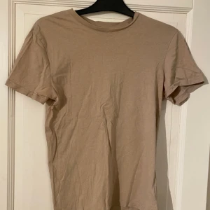 T-shirt - Storlek XS. Beige T-shirt, tunn. Från H&M. Fint skick.