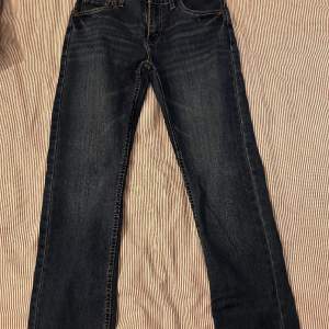 Säljer ett par blå Levis jeans i modellen 511 slim i storleken 12A junior. Skicket är 8-9/10. Hör av er vid frågor och bilder. Pris kan diskuteras vid snabb affär 