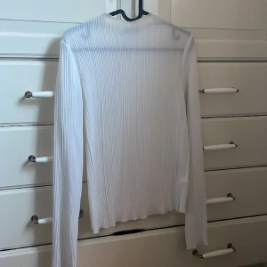 Tröja - Ribbad topp från bikbok, aldrig använd endast testad. Inga defekter (pris kan diskuteras)