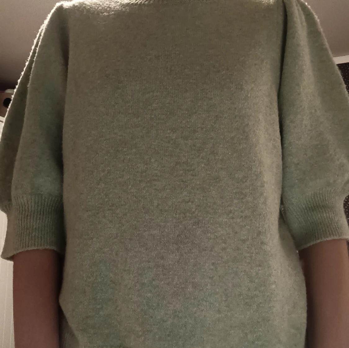 Stickad tröja med puffärm  - 90