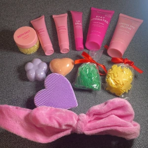 H&M bath and body - Fick sakerna i julkalender men behöver inte vissa, allt luktar gott, om ni bara vill ha några saker kan ni skriva det, 5kr styck, 1 bath salt, 1 body wash, 1 body lotion, 1 lip balm, 2 ansiktsmasker, 1 hårband, 2 tvålar, 2 bath confetti, 1 face scrub