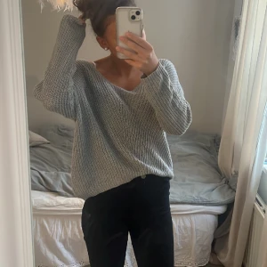 Stickad tröja - Superfint stickad tröja, tröjan är nyskick inge nopprig eller liknande. Säljer den eftersom jag är flera liknande och känner inget behov av den. Pris kan diskuteras