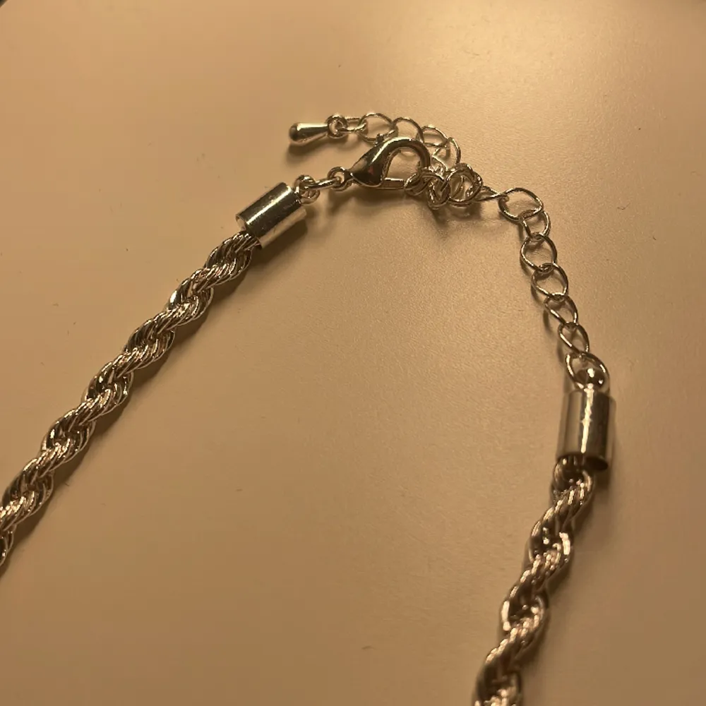 Halsband/kedja i fejksilver⛓️🗿 49 cm som längst, 40,5 cm som kortast.. Accessoarer.