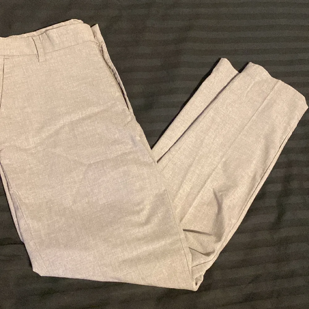 Ett par grå fina kostym byxor från lager 157 ändas använda 1gång|| ny pris 299 vårat pris 100 kr|| storlek M vid flera funderingar kontakt oss.. Jeans & Byxor.