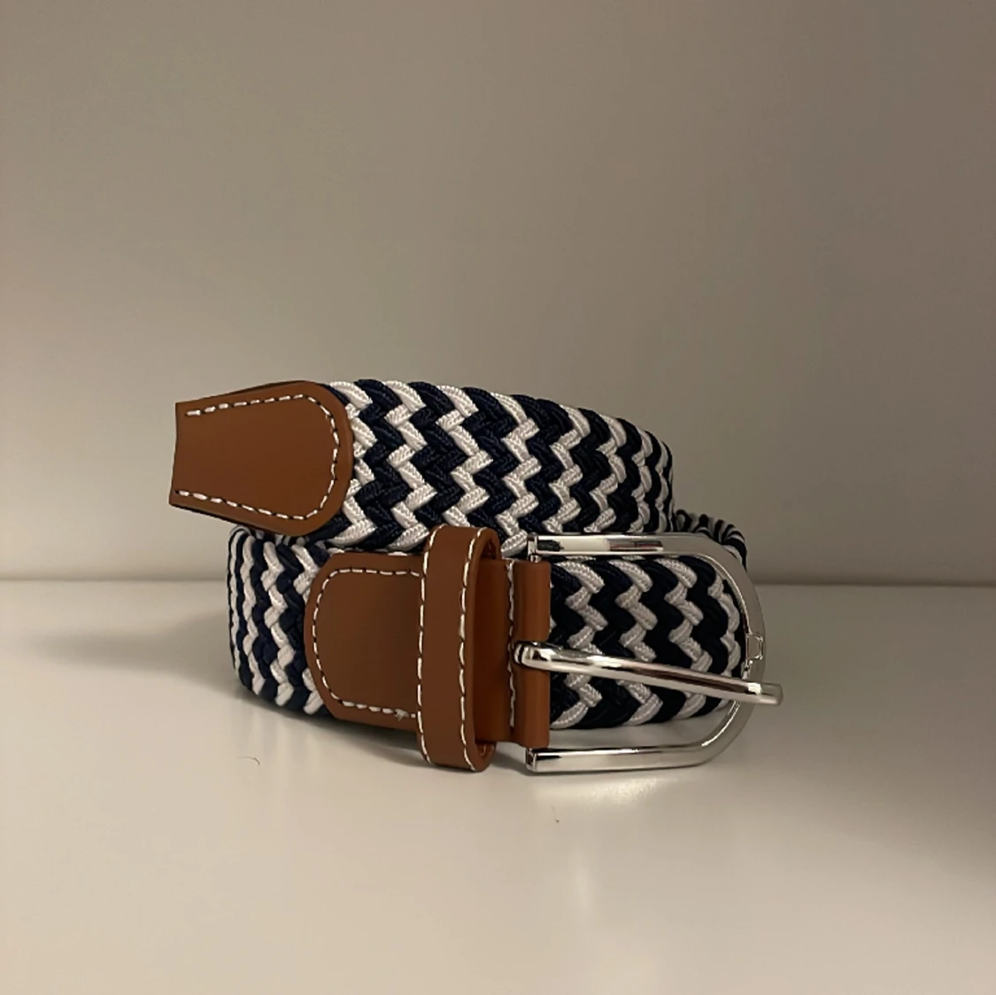 flätat bälte - vit/mörkblå