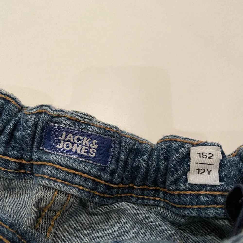 Säljer nu mina Jack&Jones jeans för att de är för små för mig. Köpte de för 500kr och säljer du för 99kr . Skicket är 8/10, pris kan diskuteras:). Jeans & Byxor.