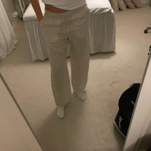 Linnebyxor - Väldigt fina linnebyxor ifrån Arket i storlek S. 