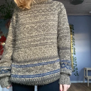 stickad tröja - världens mjukaste stickade tröja. köpt second hand. oversize så den passar nog S-L. köpt second hand med använd en gång